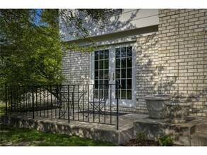 5721 Londonderry Rd in Edina, MN - Foto de edificio - Building Photo