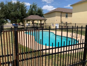 1000 Ranchway Dr in Laredo, TX - Building Photo - Building Photo