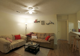 St. Charles Apartments in Tuscaloosa, AL - Building Photo - Interior Photo