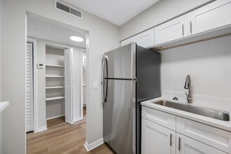 KC Flats Apartments in Kenneth City, FL - Foto de edificio - Building Photo