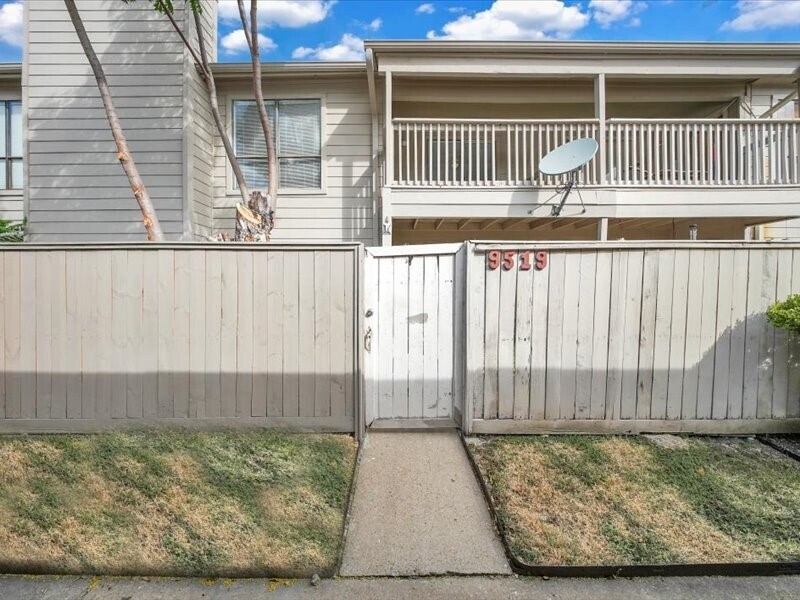 9519 Pagewood Ln in Houston, TX - Building Photo