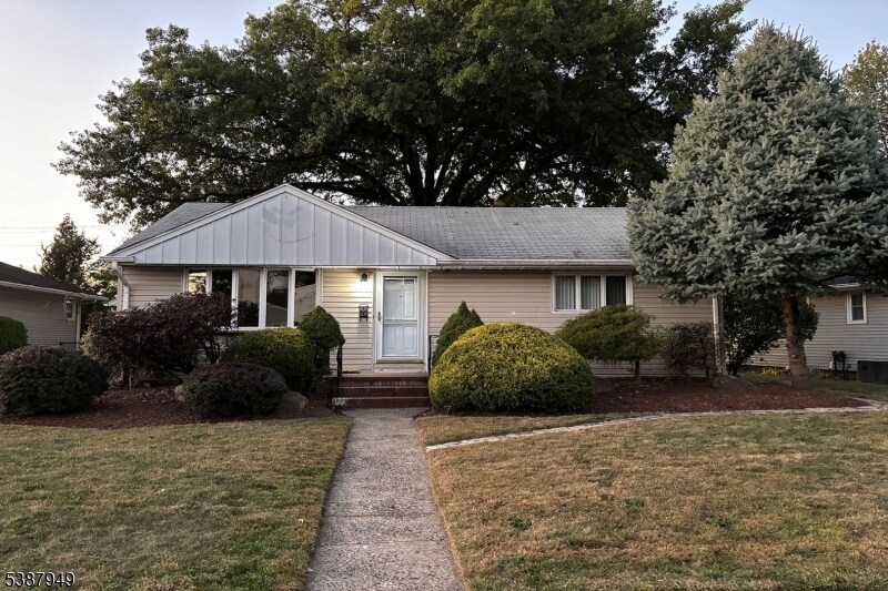 10 Donnalin Pl in Clifton, NJ - Building Photo