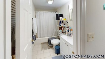 32 Elmer St, Unit 205 in Cambridge, MA - Building Photo - Building Photo