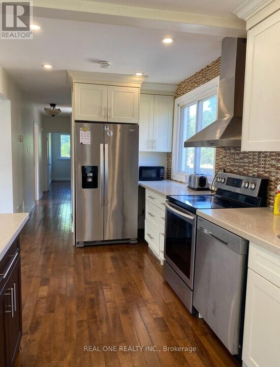 1242 Pharmacy Ave in Toronto, ON - Building Photo