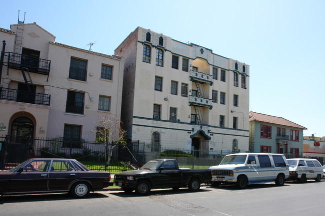 250 S Kenmore Ave in Los Angeles, CA - Foto de edificio - Building Photo