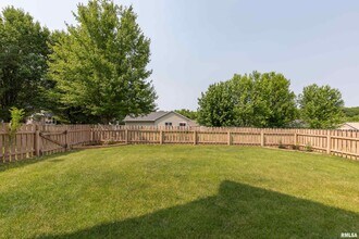 1105 Wild W Dr in Le Claire, IA - Building Photo - Building Photo