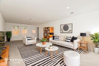 566 Layne Overlook in San Antonio, TX - Building Photo - Building Photo