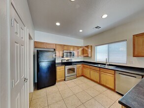 10121 W Luxton Ln in Tolleson, AZ - Foto de edificio - Building Photo