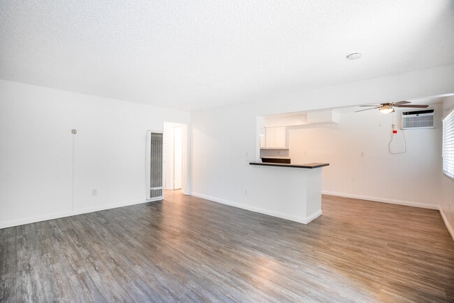 Garvey Apartments in Baldwin Park, CA - Foto de edificio - Building Photo