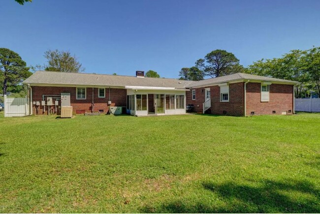 327 Pinecliff Dr in Wilmington, NC - Building Photo - Building Photo