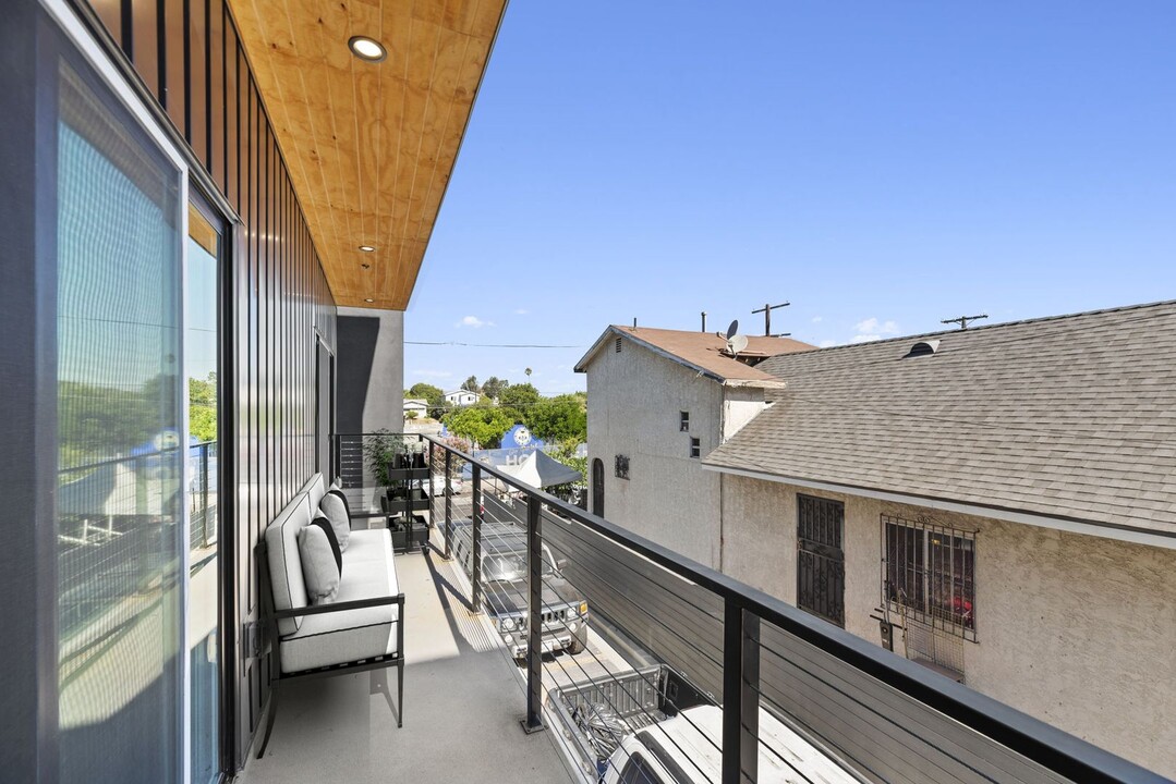 354 N Breed St in Los Angeles, CA - Building Photo
