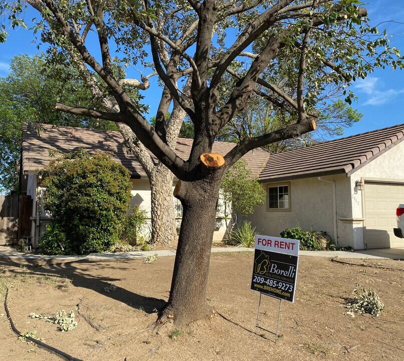2042 Hastings Dr in Los Banos, CA - Building Photo