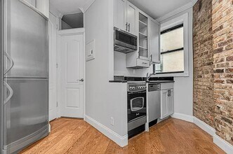 350 W 21st St, Unit 2A in New York, NY - Building Photo - Building Photo