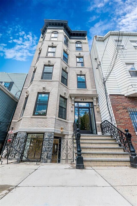 487 Palisade Ave in Jersey City, NJ - Building Photo
