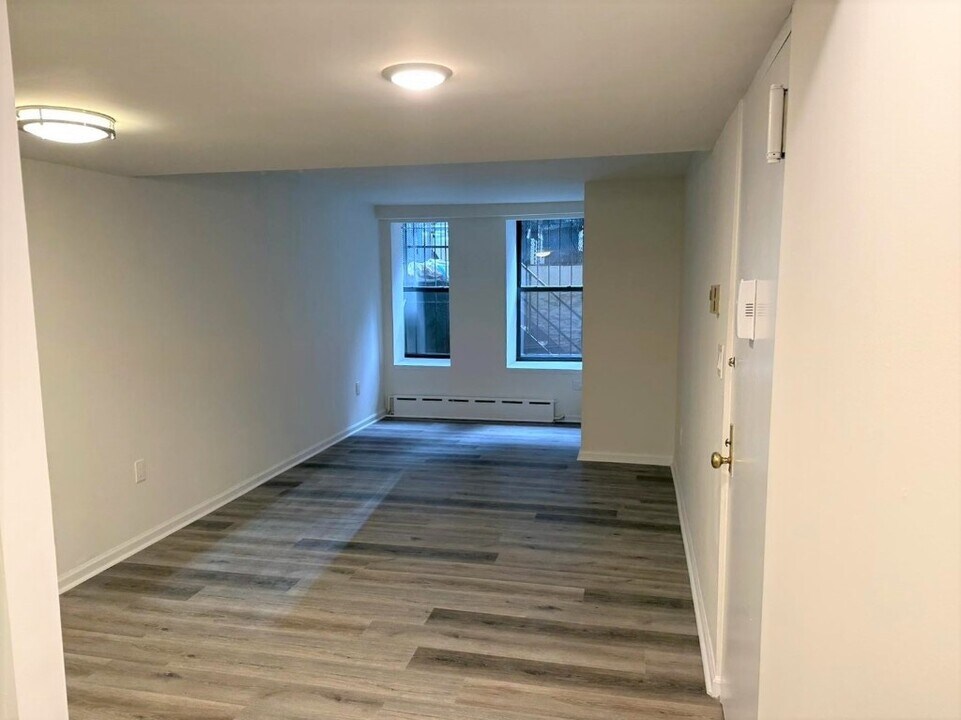 203 W 84th St in New York, NY - Building Photo