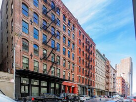 32 N Moore St in New York, NY - Building Photo