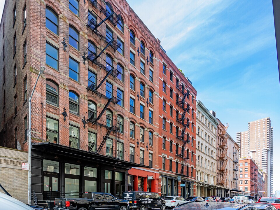 32 N Moore St in New York, NY - Building Photo