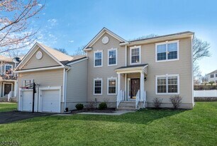 706 Skyline Dr in Jefferson, NJ - Building Photo