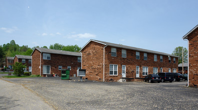 The Oaks Townhouses in Hurricane, WV - Building Photo - Building Photo