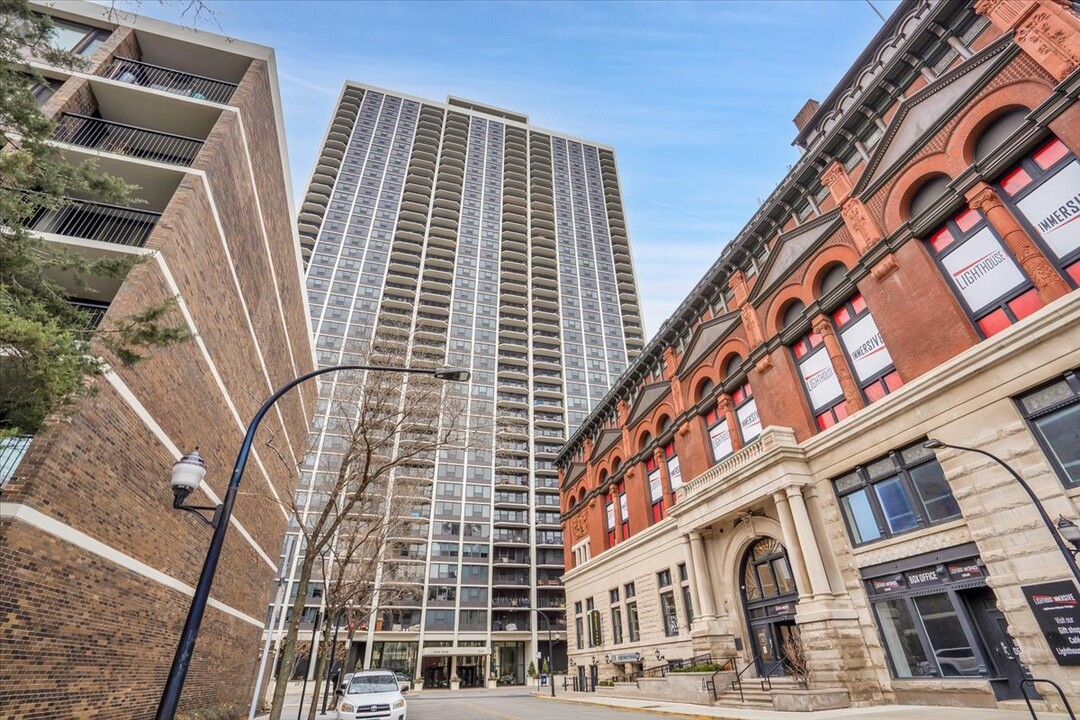 1560 N Sandburg Ter, Unit 1703 in Chicago, IL - Building Photo