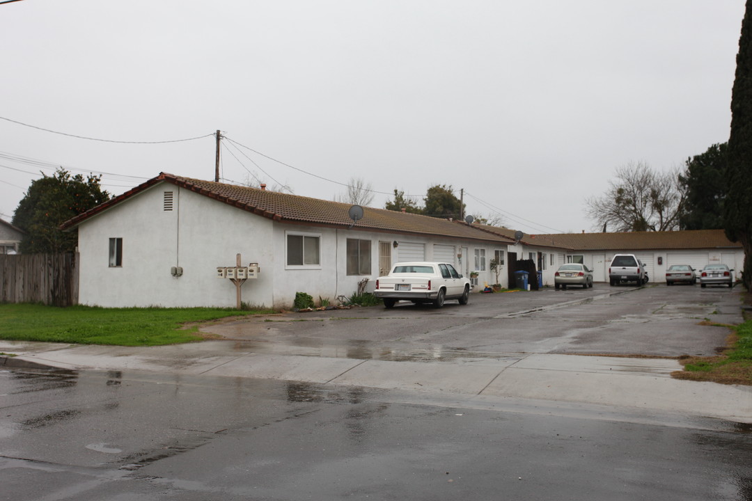 1042-1058 Vermont Ave in Turlock, CA - Building Photo