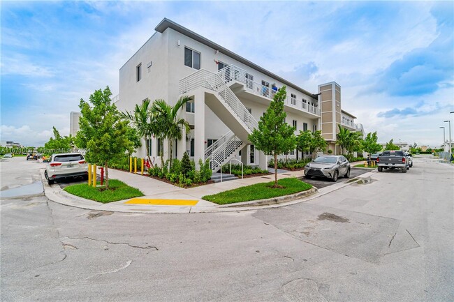 6420 NW 102nd Path in Doral, FL - Building Photo - Building Photo