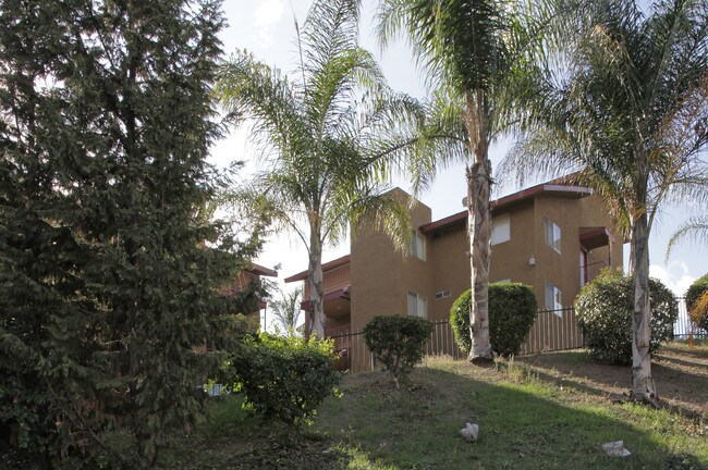 218-222 W Olive Ave in La Habra, CA - Foto de edificio - Building Photo