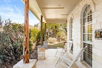 11 Elmwood Cir in Wimberley, TX - Foto de edificio - Building Photo