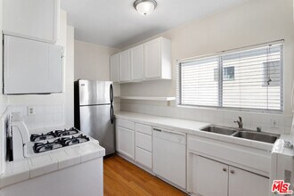11743 Mayfield Ave in Los Angeles, CA - Building Photo - Building Photo