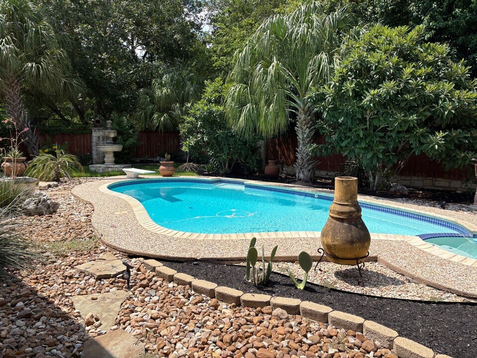 7102 S Brook Dr in Austin, TX - Building Photo