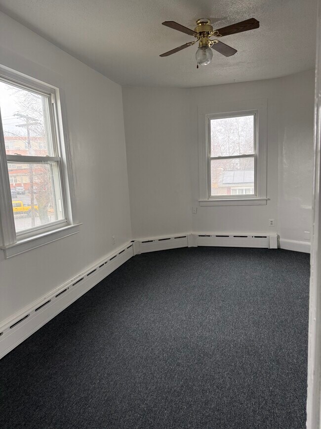 234 Greenwood Ave, Unit 2nd floor in Waterbury, CT - Building Photo - Building Photo