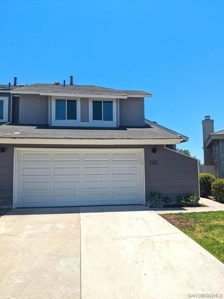 343 Rolling Hills Ln in San Marcos, CA - Building Photo