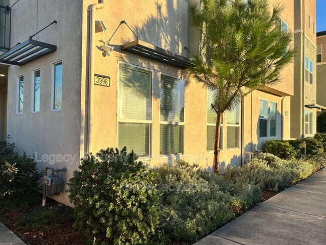 3998 E Commerce Way in Sacramento, CA - Building Photo - Building Photo