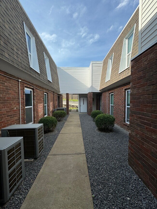 9979 Chateau Roi Ct Rentals in Affton, MO