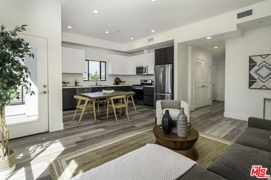 2465 Purdue Ave in Los Angeles, CA - Building Photo