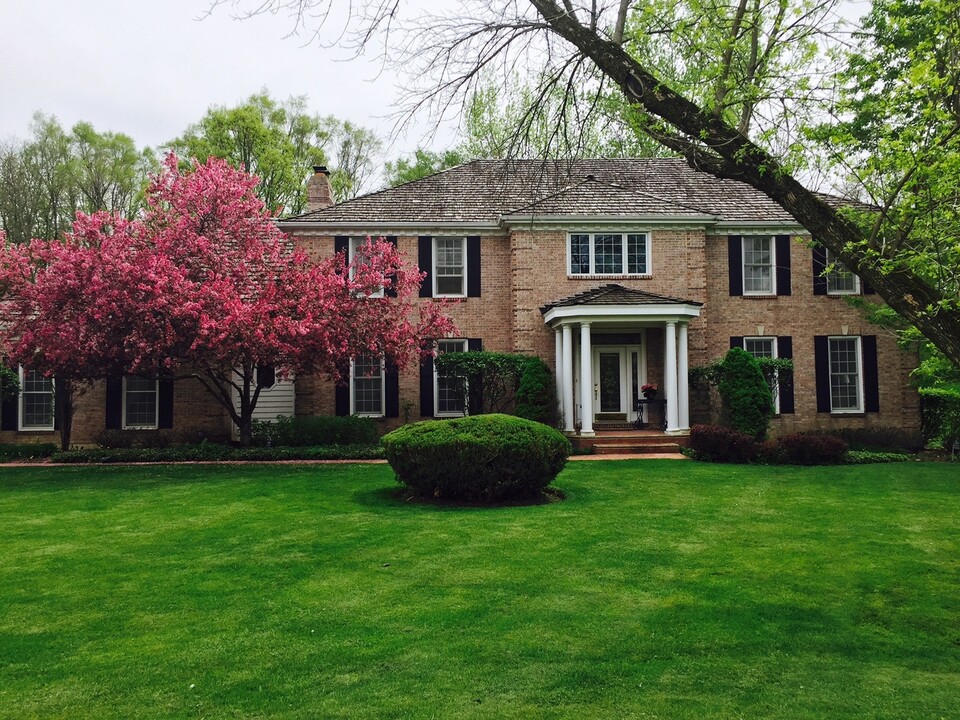 27571 W Kazimour Dr in Lake Barrington, IL - Foto de edificio