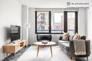 250 E Houston St in New York, NY - Building Photo