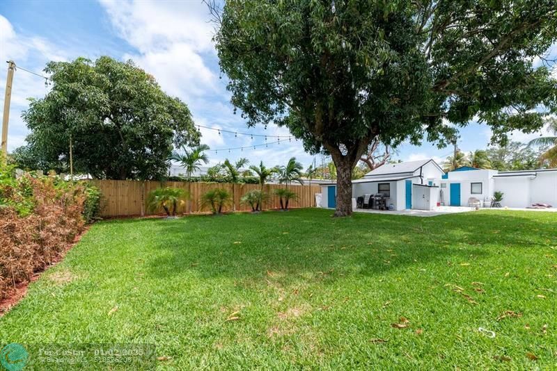 2541 NE 181st St in North Miami Beach, FL - Building Photo