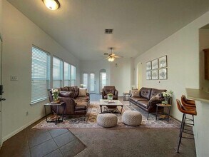 128 Otono Loop in Kyle, TX - Building Photo - Building Photo