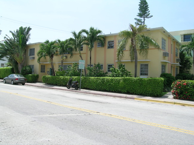 8th Street Apartments in Miami Beach, FL - Foto de edificio - Building Photo