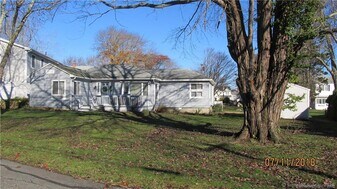 11 Bond St in East Lyme, CT - Building Photo