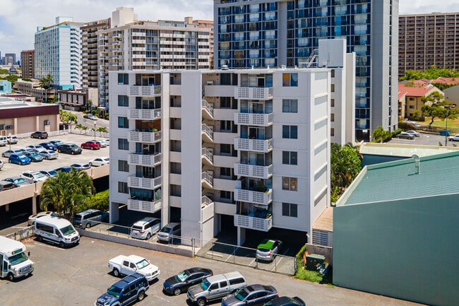 Holiday Terrace in Honolulu, HI - Building Photo - Building Photo