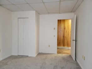 84 Gross St, Unit Apt B in Ephrata, PA - Foto de edificio - Building Photo