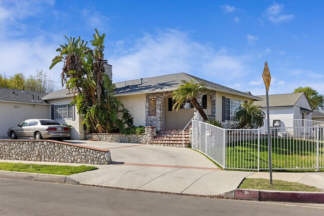 19500 Kittridge St in Los Angeles, CA - Building Photo - Building Photo