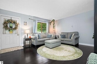 20787 Maple St in Lake Ann, MI - Foto de edificio - Building Photo