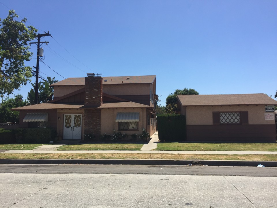 15330 Woodruff Pl in Bellflower, CA - Foto de edificio