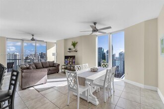 185 SW 7th St in Miami, FL - Building Photo - Building Photo