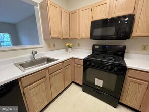 12016 Taliesin Pl-Unit -11 in Reston, VA - Building Photo - Building Photo