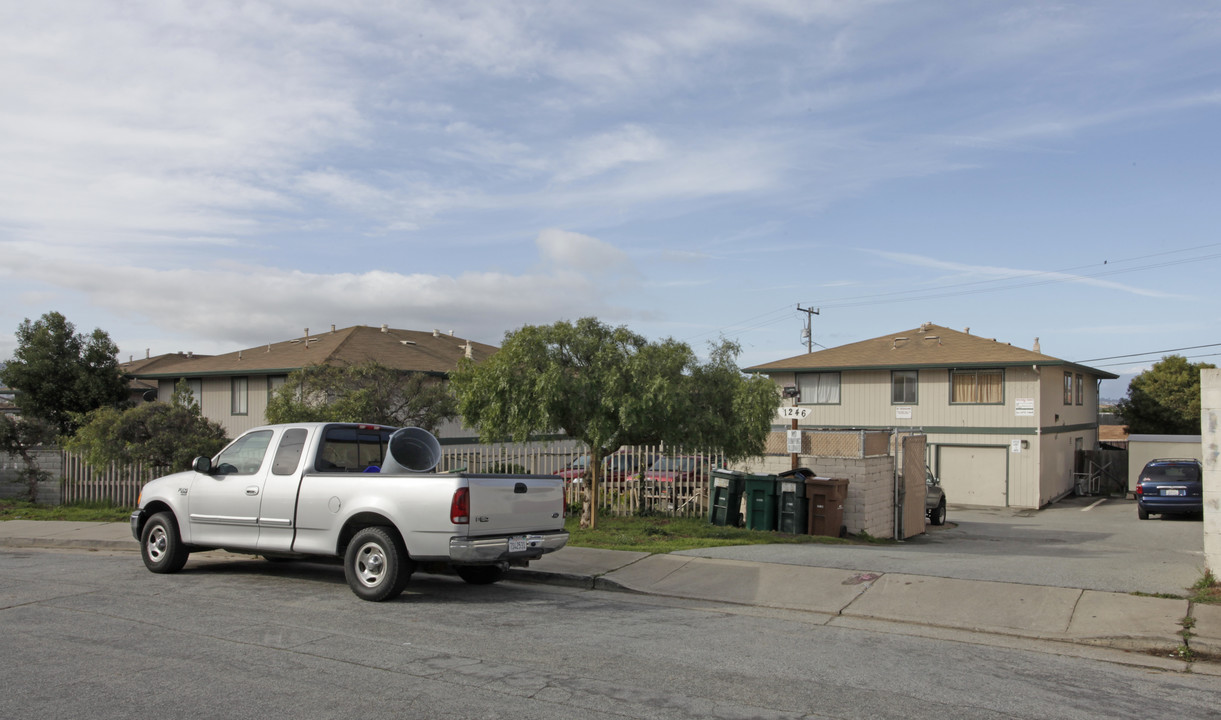 1246 La Jolla Ave in Seaside, CA - Foto de edificio