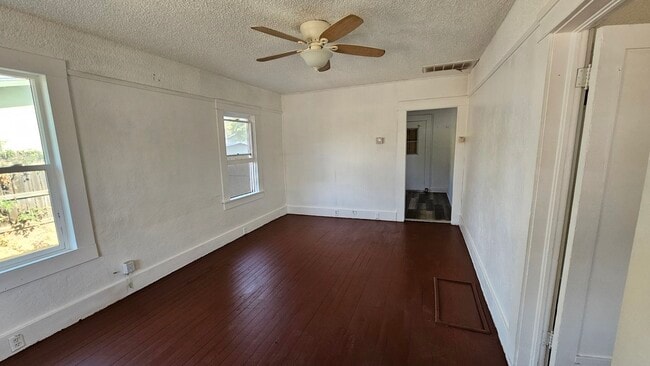 919 W Noble Ave in Visalia, CA - Building Photo - Building Photo